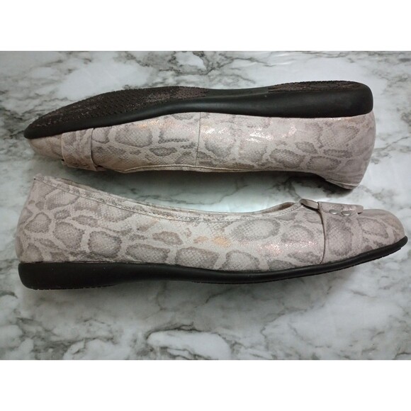 Trotters Animal Print Slip On Flats Buckle Slight Iridescent Shimmer Size 7.5W - Picture 10 of 11